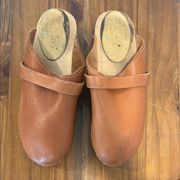 Lotta Women's Tan Leather Clogs - Picture 4 of 5